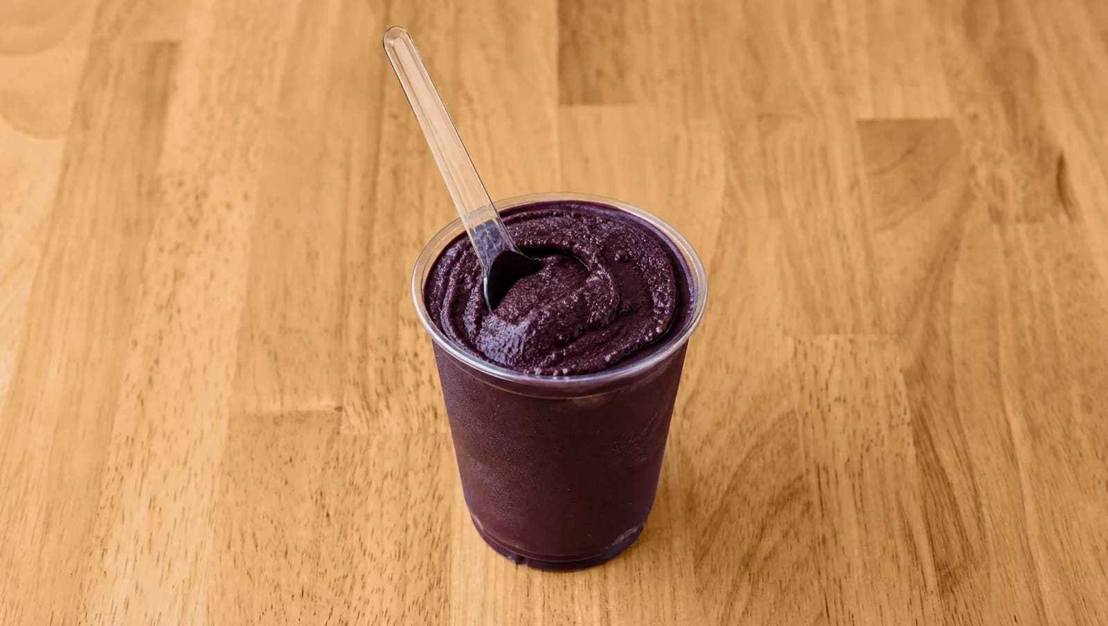 Small cup of açaí at Floré Café & Kitchen | Copo pequeno de açaí no Floré Café & Kitchen
