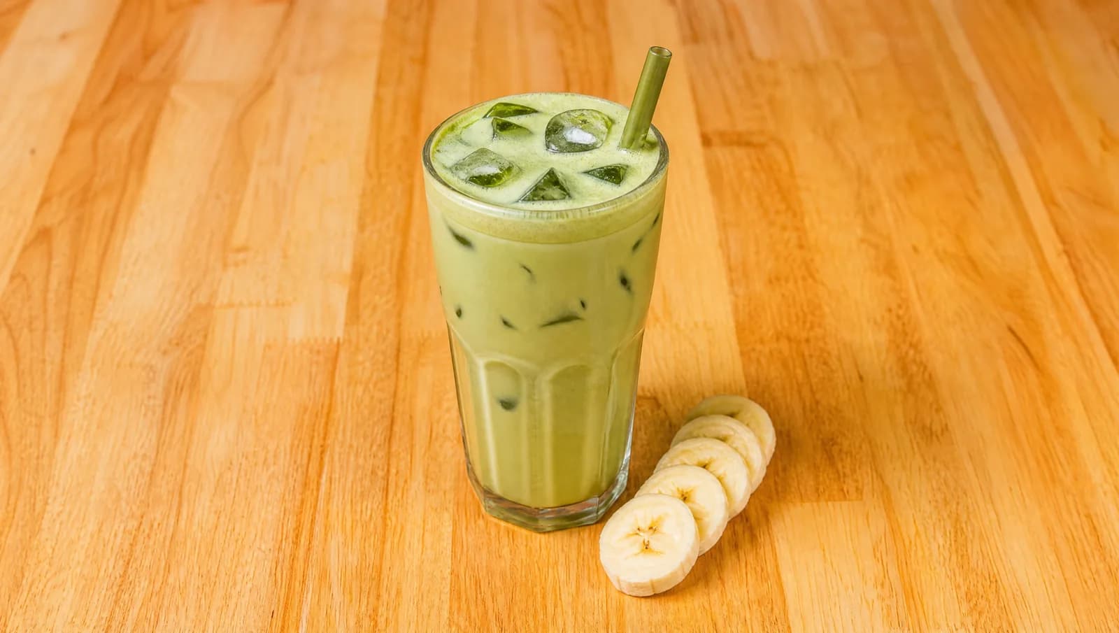 Banana iced matcha latte with banana slices at Floré Café & Kitchen | Matcha latte gelado com banana no Floré Café & Kitchen