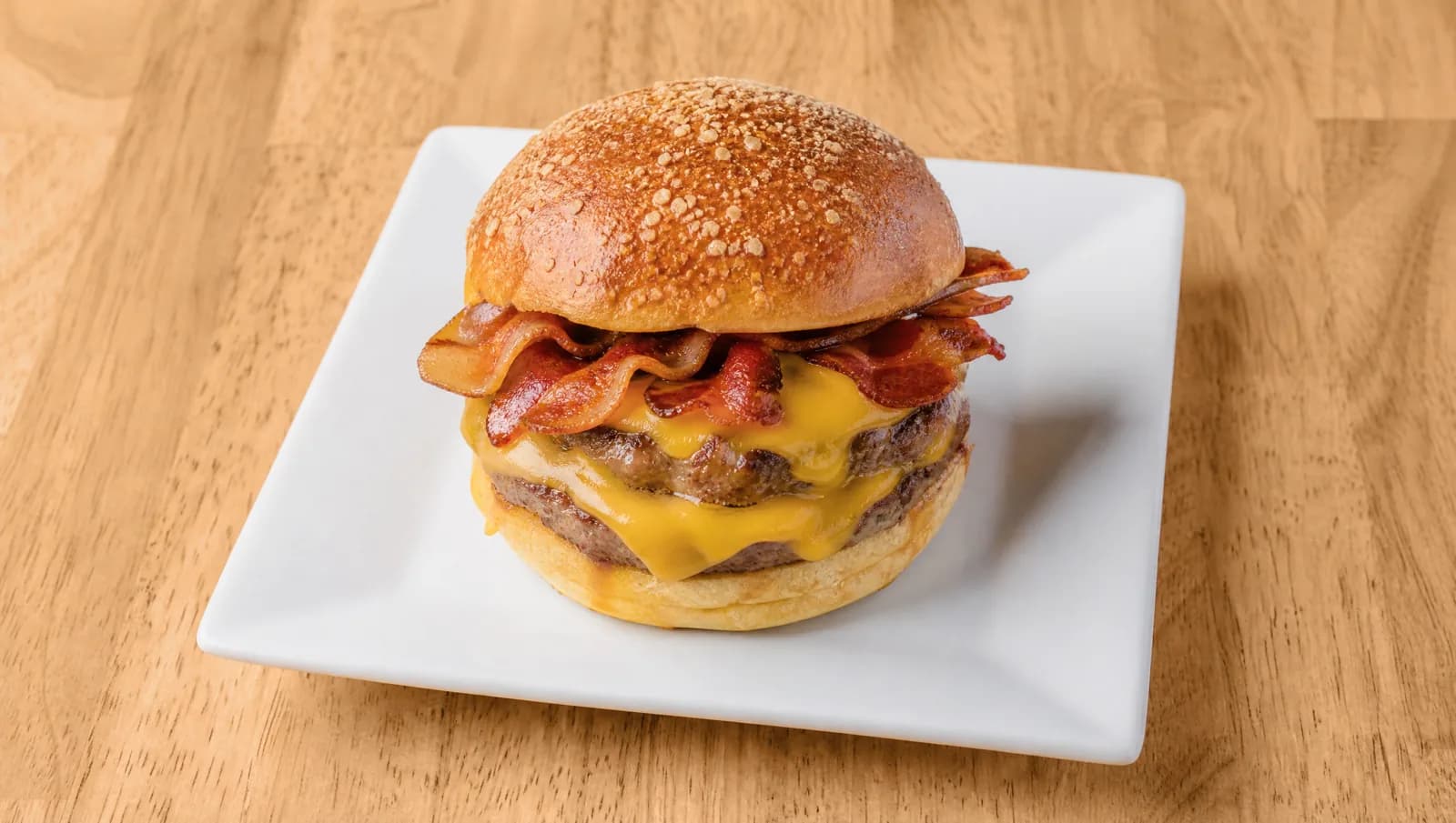 Double beef burger with bacon and melted cheese at Floré Café & Kitchen | Hambúrguer duplo com bacon e queijo derretido no Floré Café & Kitchen