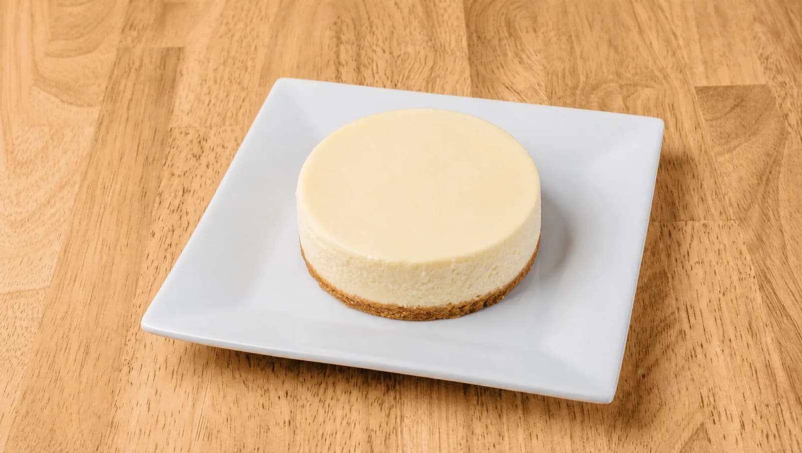 Small whole cheesecake at Floré Café & Kitchen | Cheesecake pequeno inteiro no Floré Café & Kitchen
