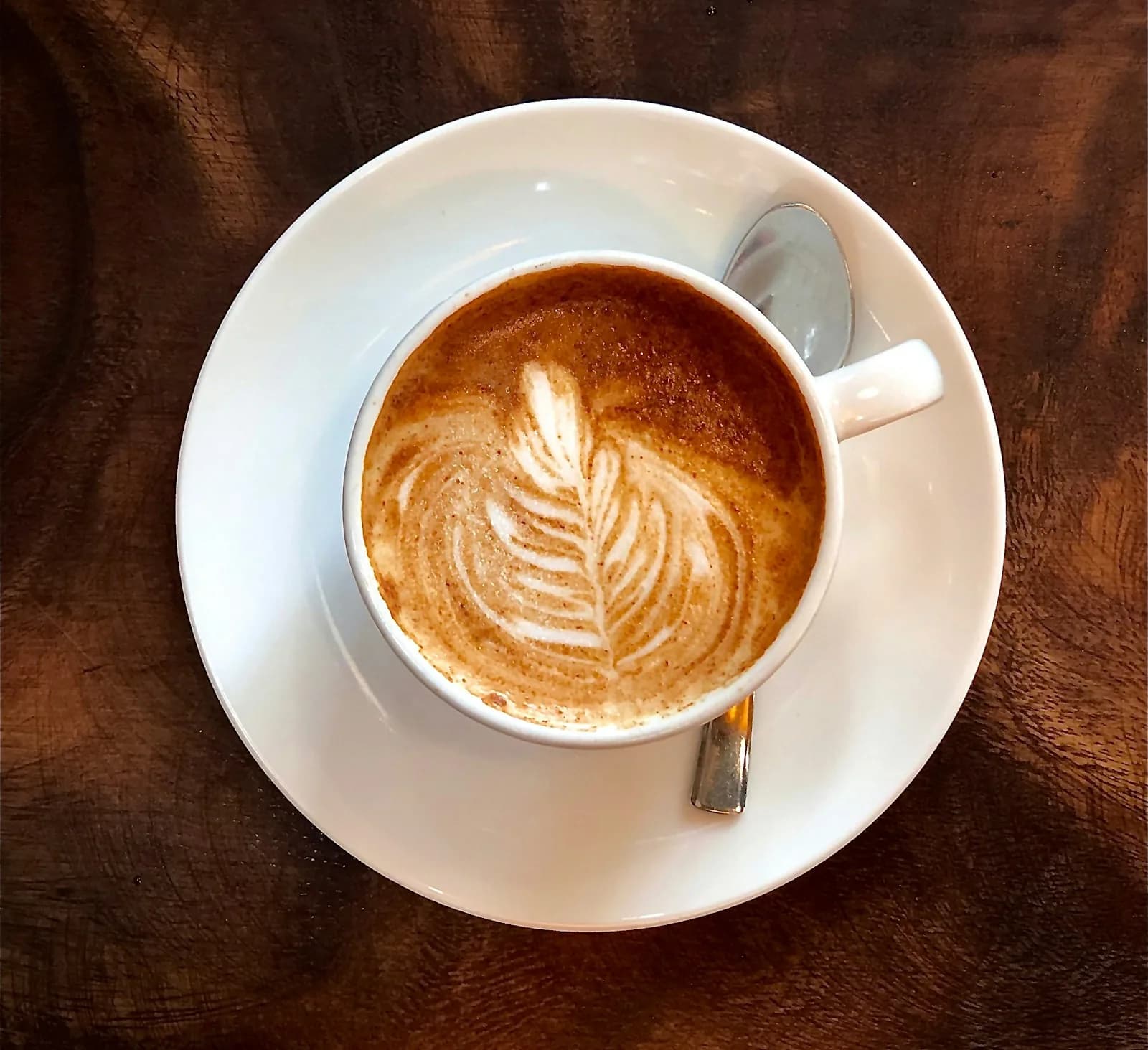Illustrative photo: latte in a white cup | Foto ilustrativa: latte em xícara branca