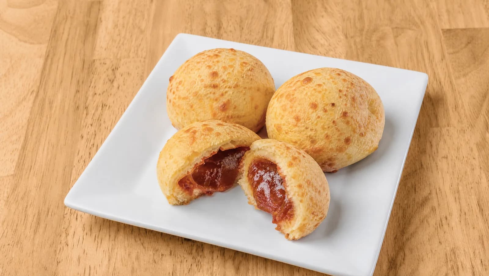 Cheese bread filled with guava paste at Floré Café & Kitchen | Pão de queijo recheado com goiabada no Floré Café & Kitchen
