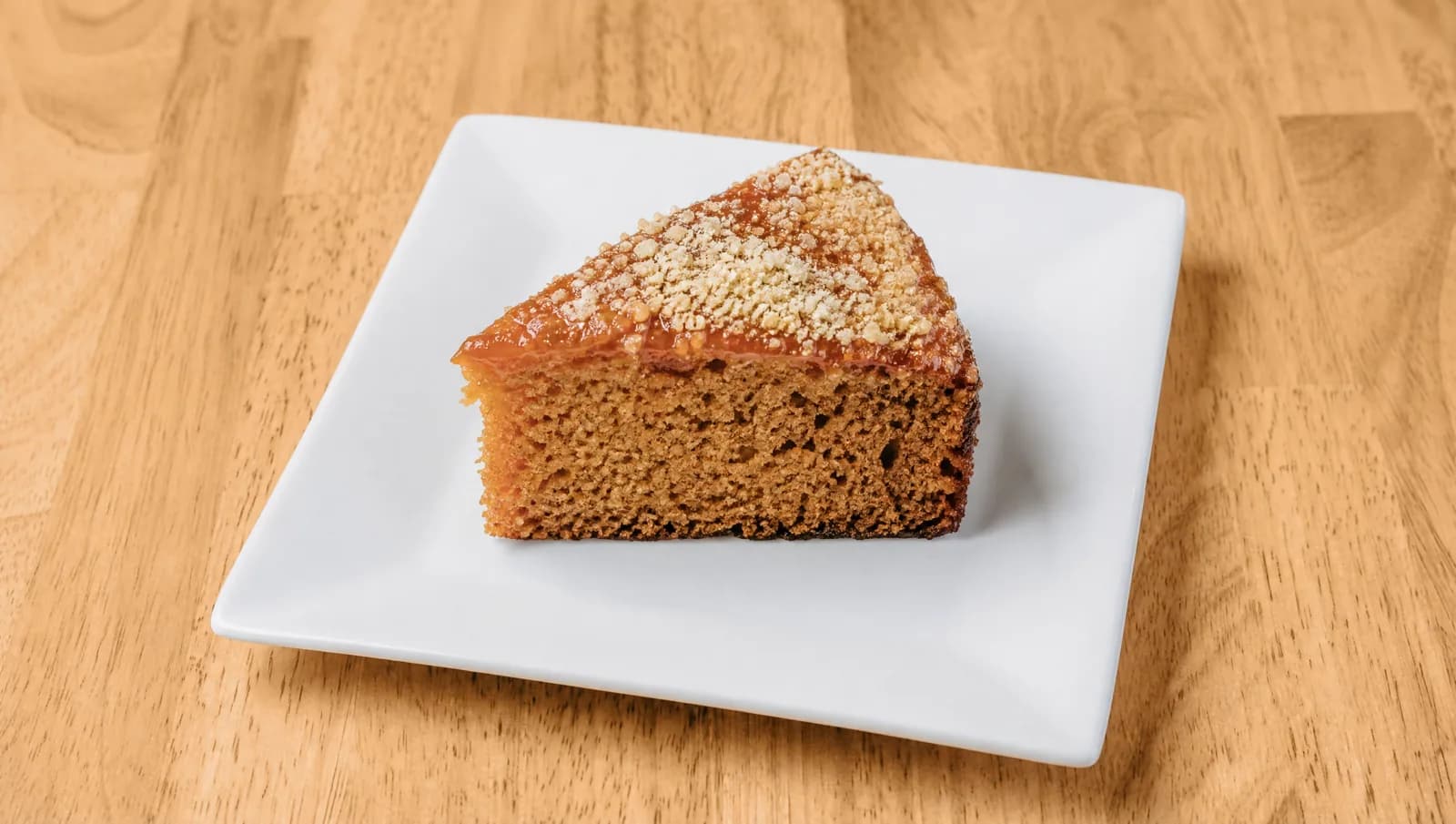 Slice of honey cake at Floré Café & Kitchen | Fatia de bolo de mel no Floré Café & Kitchen