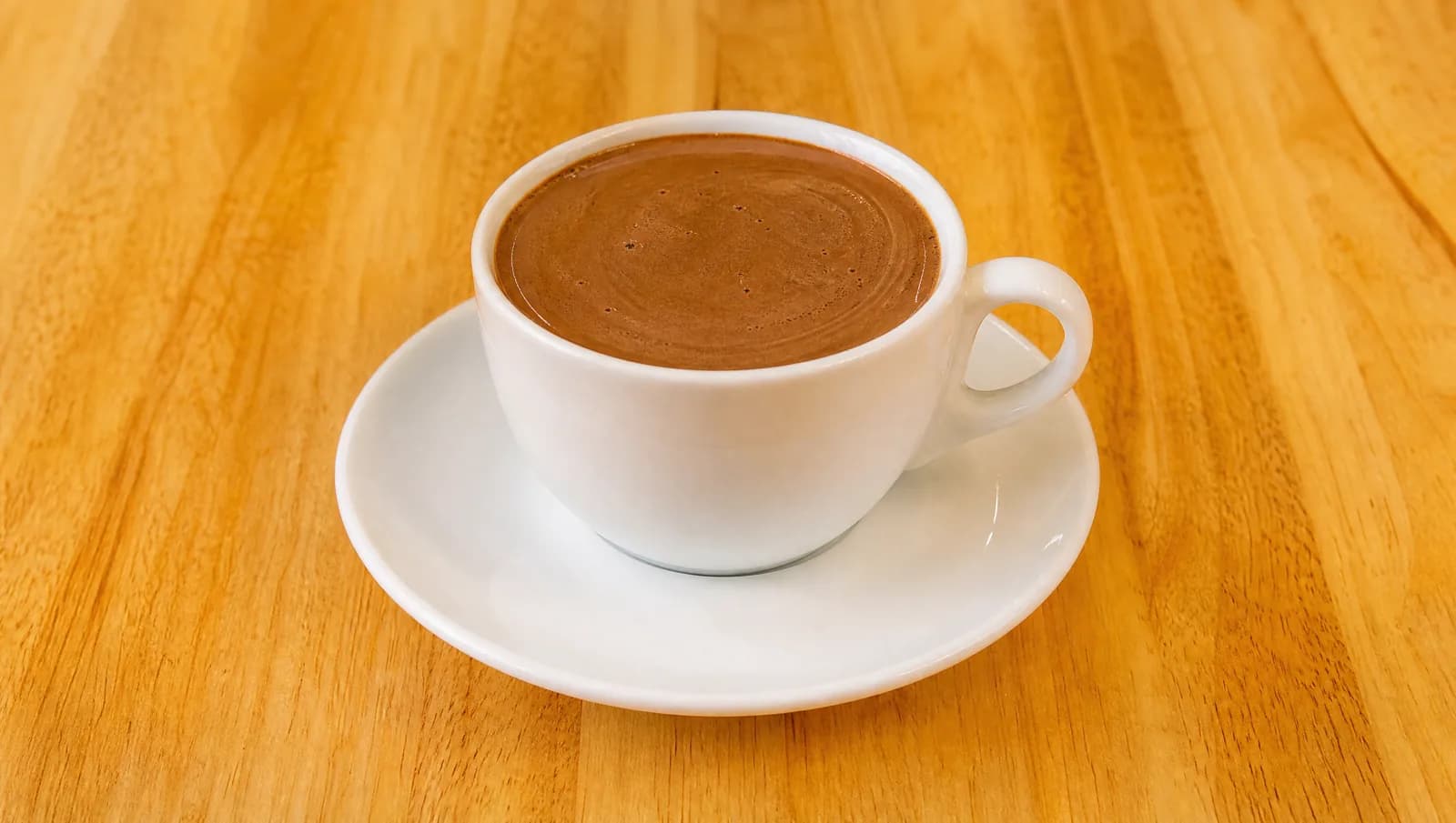 Hot chocolate in a ceramic mug at Floré Café & Kitchen | Chocolate quente em caneca de cerâmica no Floré Café & Kitchen