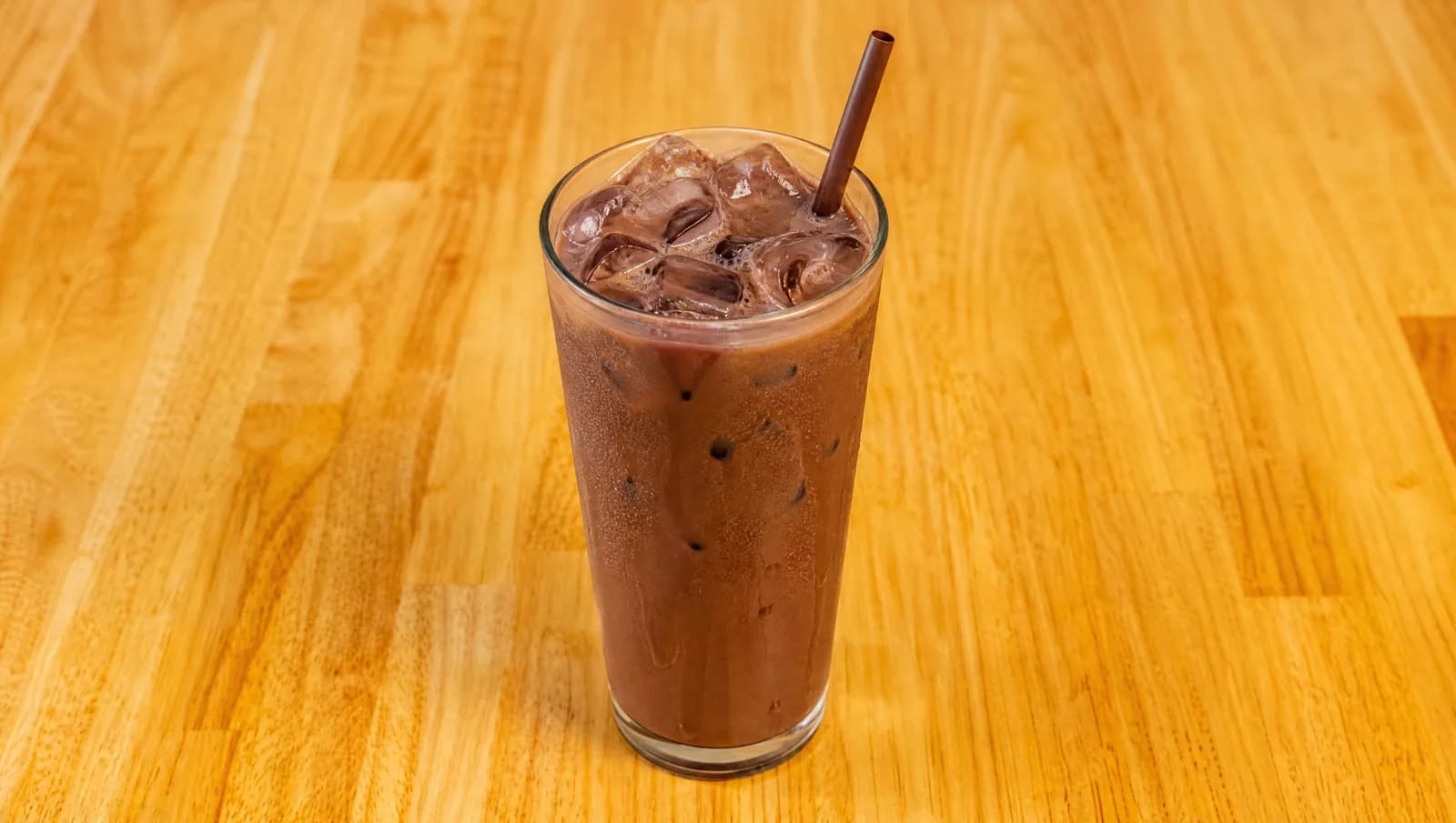 Iced chocolate drink in a tall glass at Floré Café & Kitchen | Chocolate gelado em copo alto no Floré Café & Kitchen