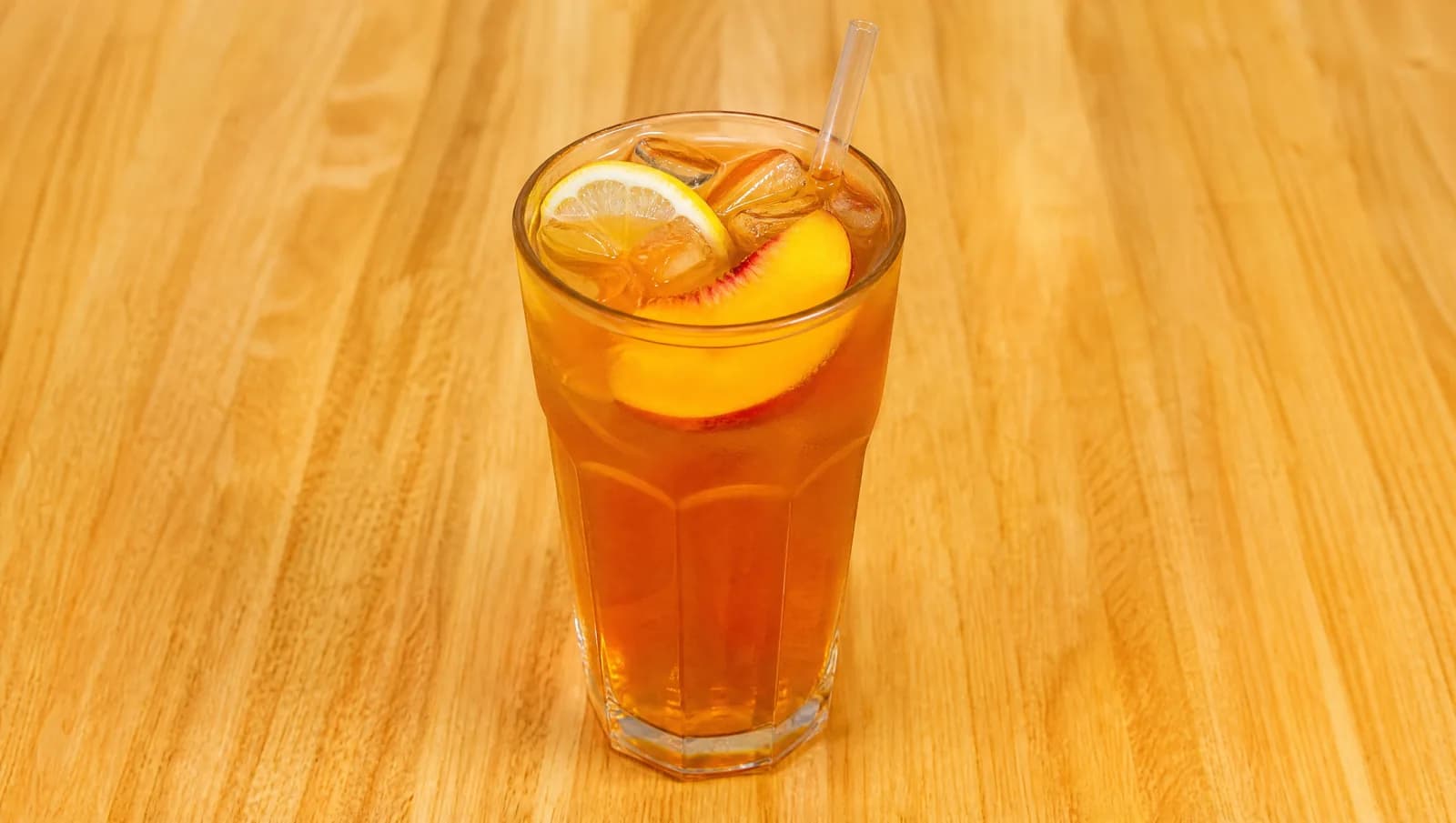 Iced tea with lemon and peach slices at Floré Café & Kitchen | Chá gelado com limão e pêssego no Floré Café & Kitchen