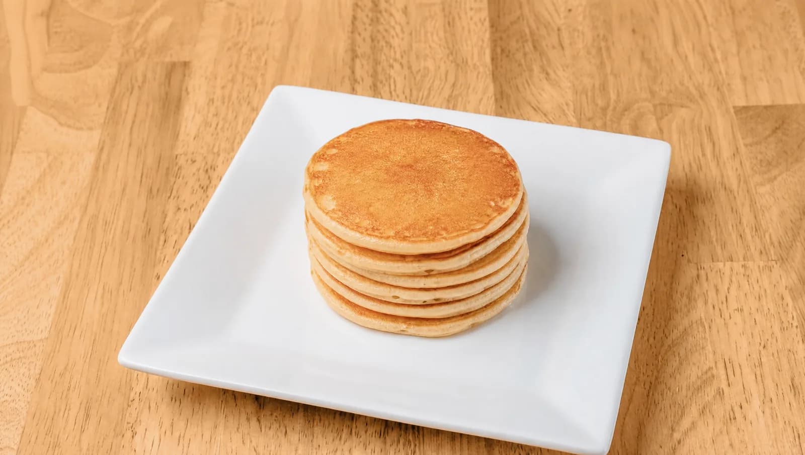 Stack of mini pancakes at Floré Café & Kitchen | Pilha de mini panquecas no Floré Café & Kitchen