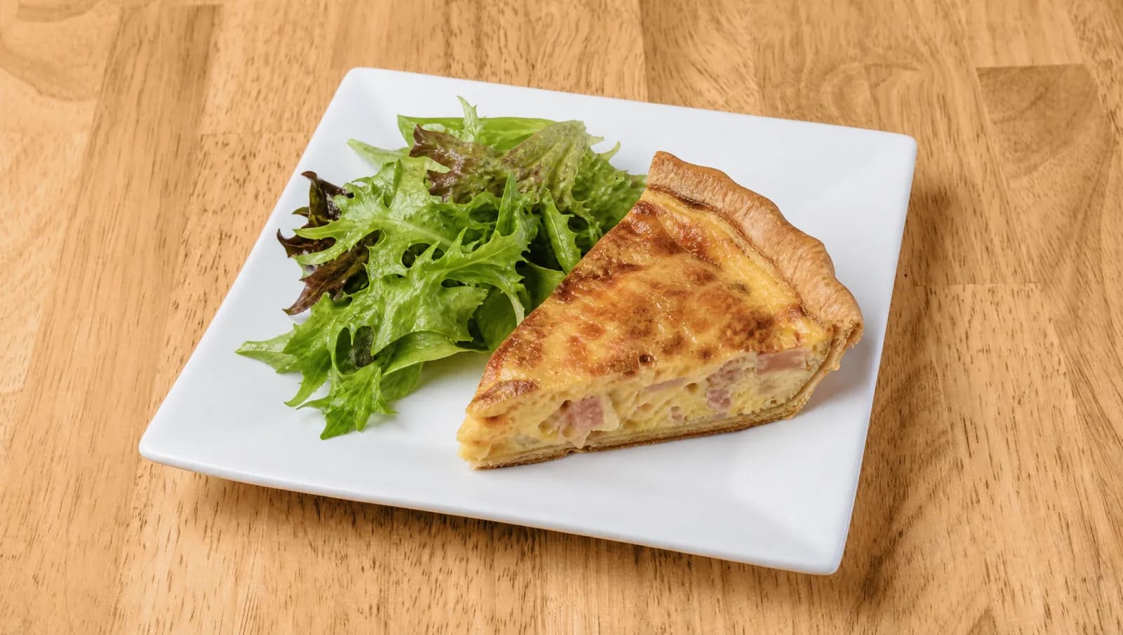 Quiche slice with a side salad at Floré Café & Kitchen | Fatia de quiche com salada no Floré Café & Kitchen