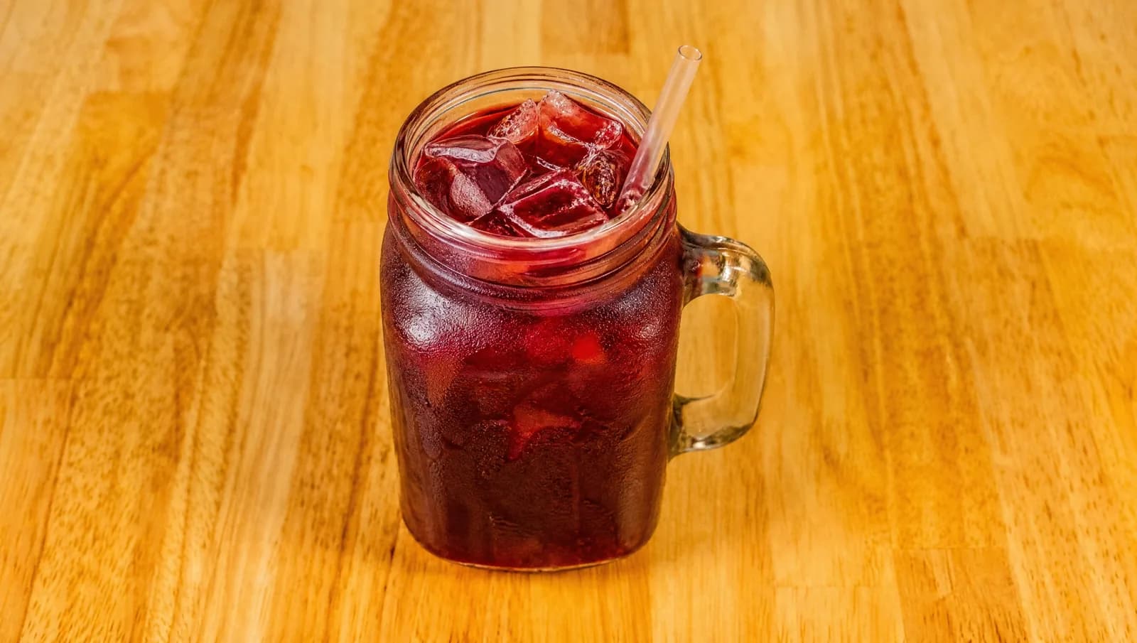 Red fruit juice in a glass at Floré Café & Kitchen | Suco de frutas vermelhas em copo no Floré Café & Kitchen