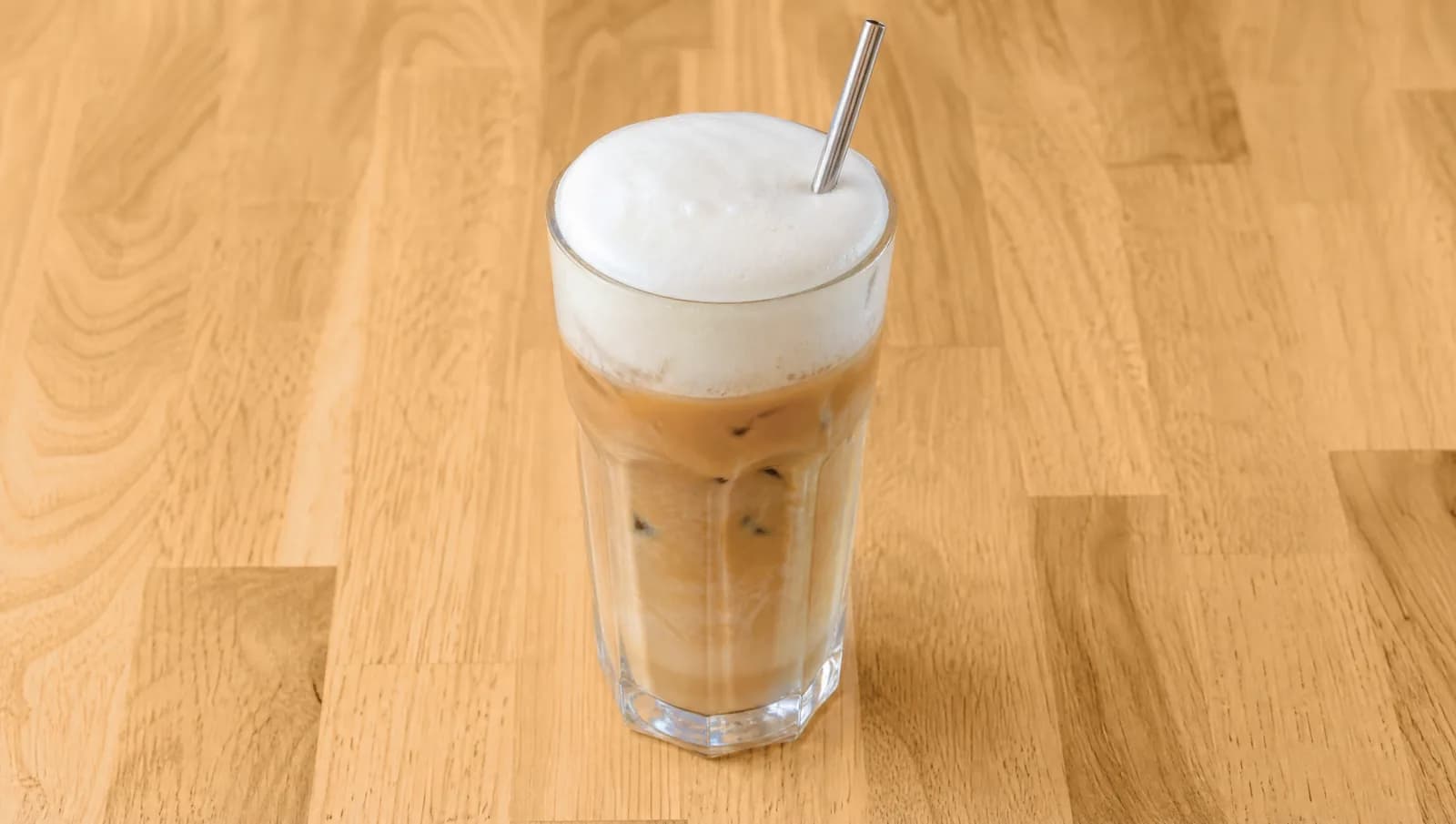Iced cappuccino in a tall glass at Floré Café & Kitchen | Cappuccino gelado em copo alto no Floré Café & Kitchen