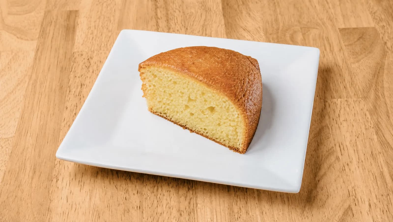 Slice of homemade cake at Floré Café & Kitchen | Fatia de bolo caseiro no Floré Café & Kitchen