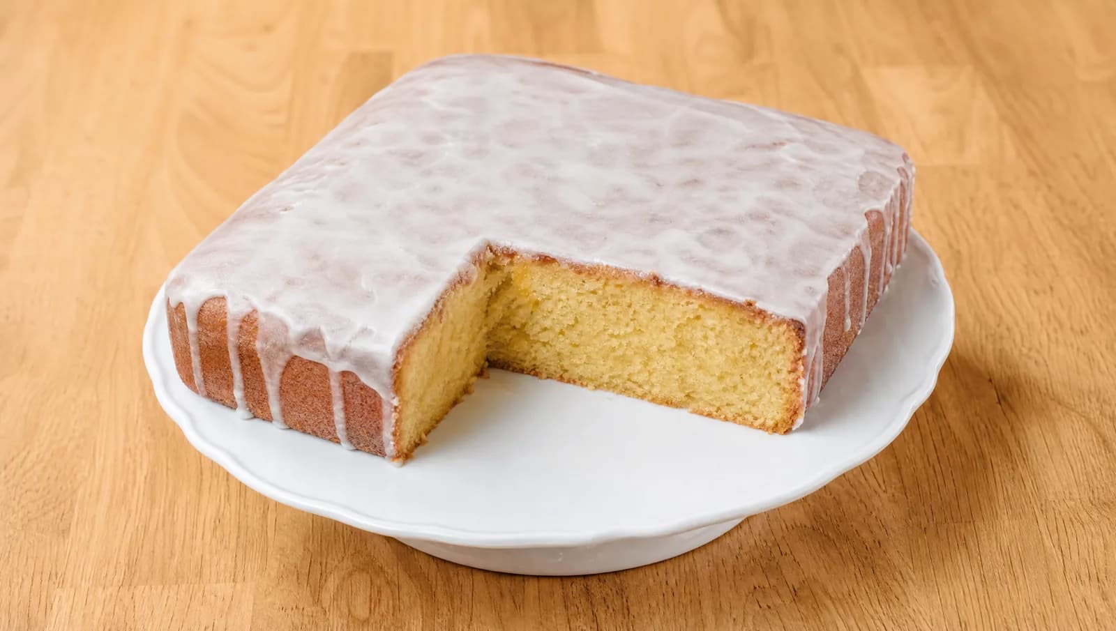 Square whole cake at Floré Café & Kitchen | Bolo quadrado inteiro no Floré Café & Kitchen