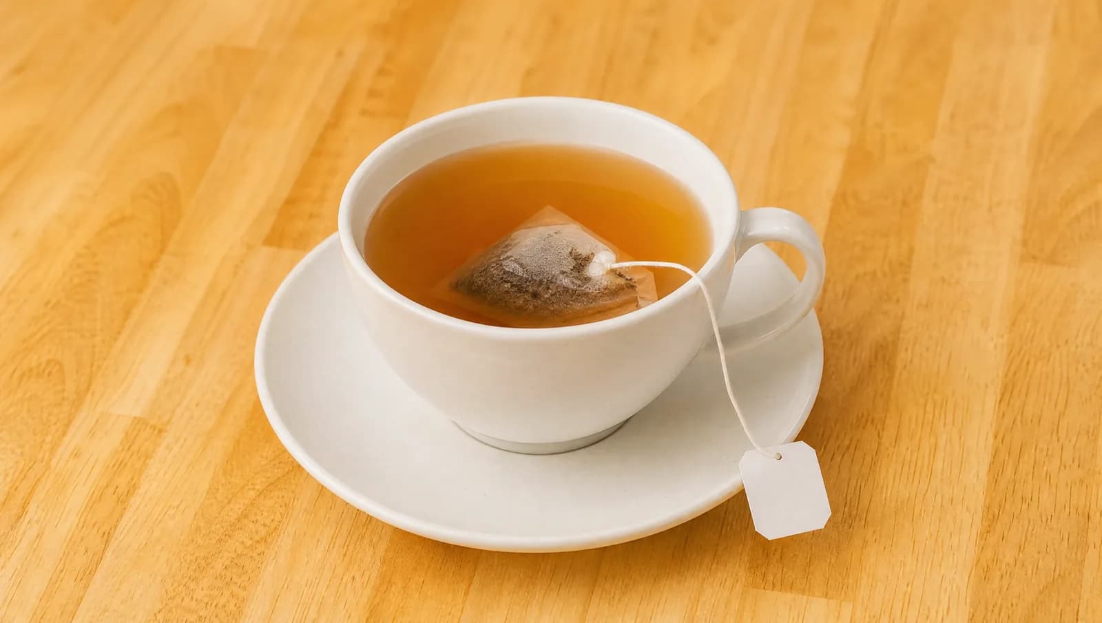 Hot tea in a white cup with a tea bag at Floré Café & Kitchen | Chá quente em xícara branca com sachê no Floré Café & Kitchen
