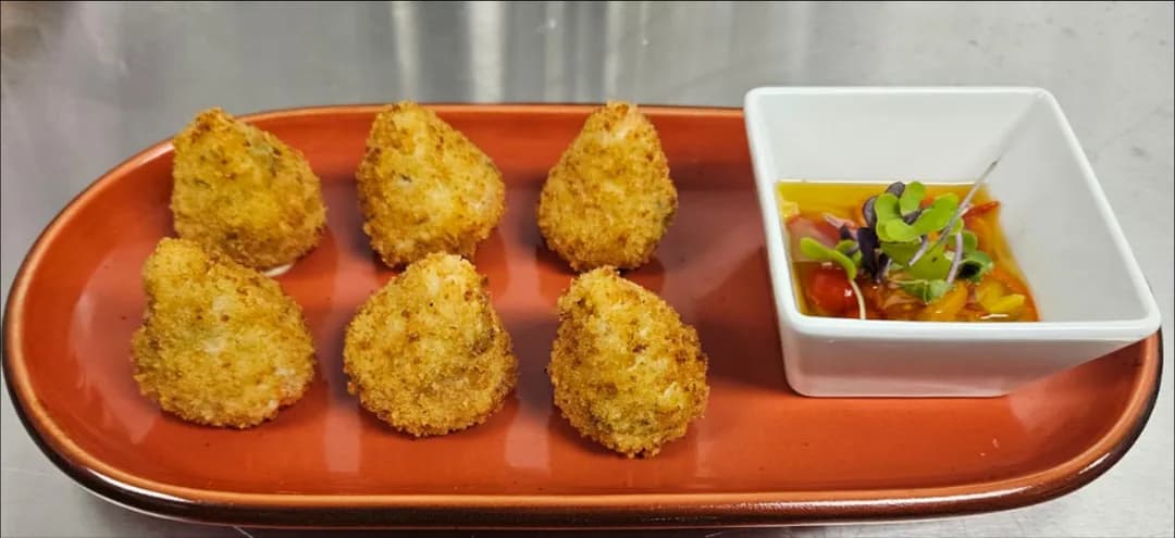 Mini coxinhas em bandeja vermelha com molho