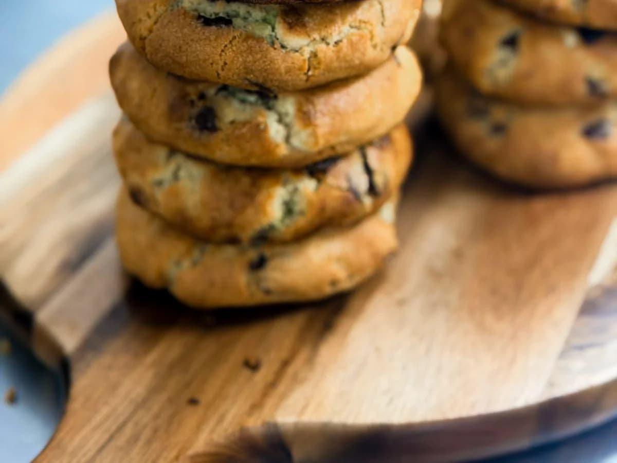 Pilha de cookies com gotas de chocolate da Floré